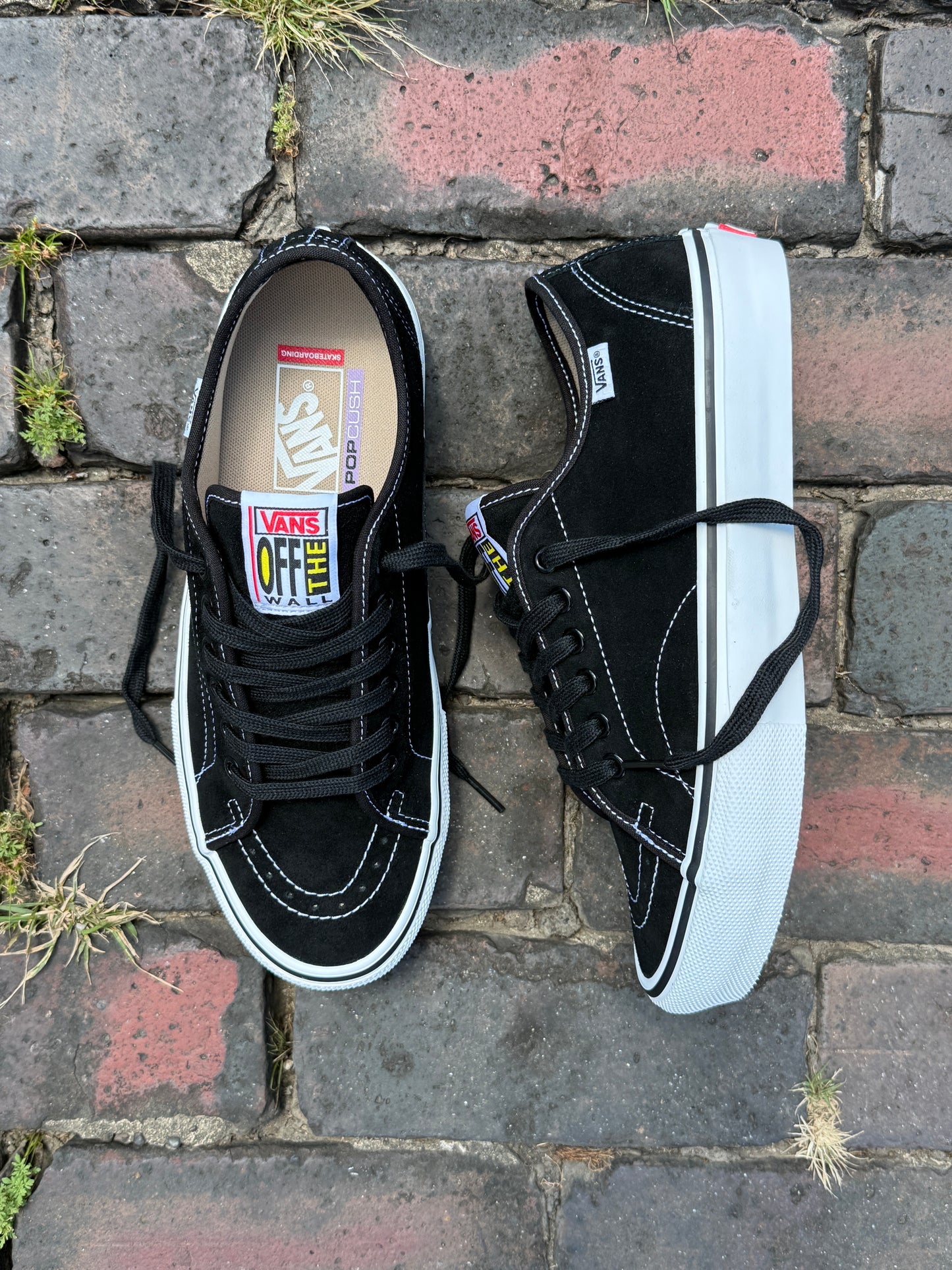 AVE Classic (Black/White)