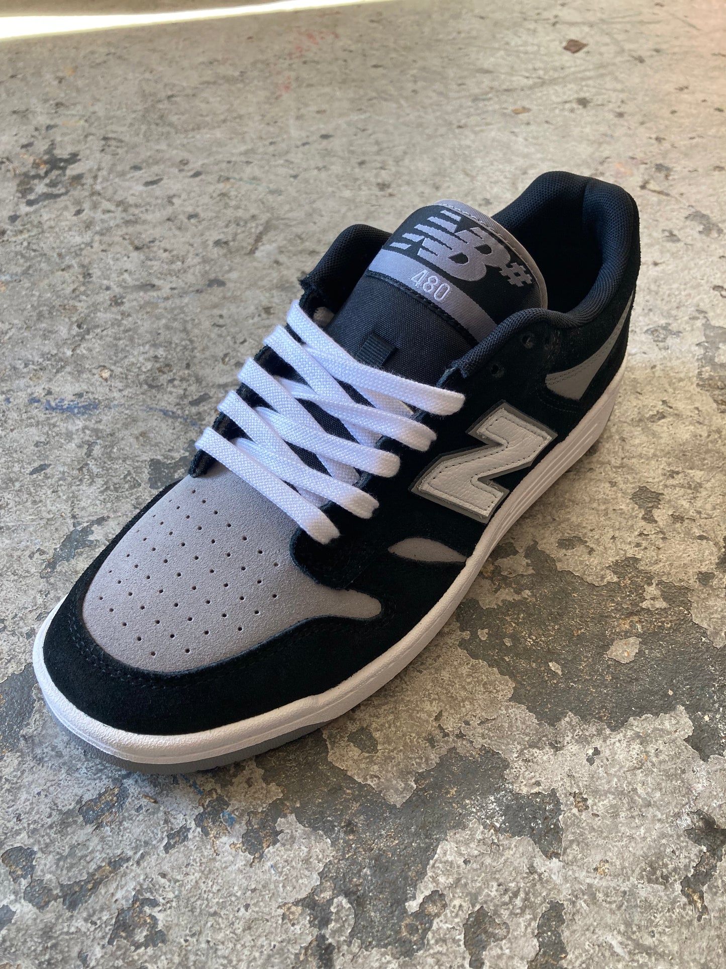 NM480WGW White/ Black