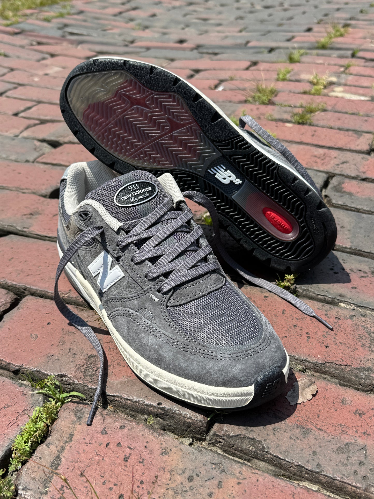 Reynolds 933 (Gray/White)