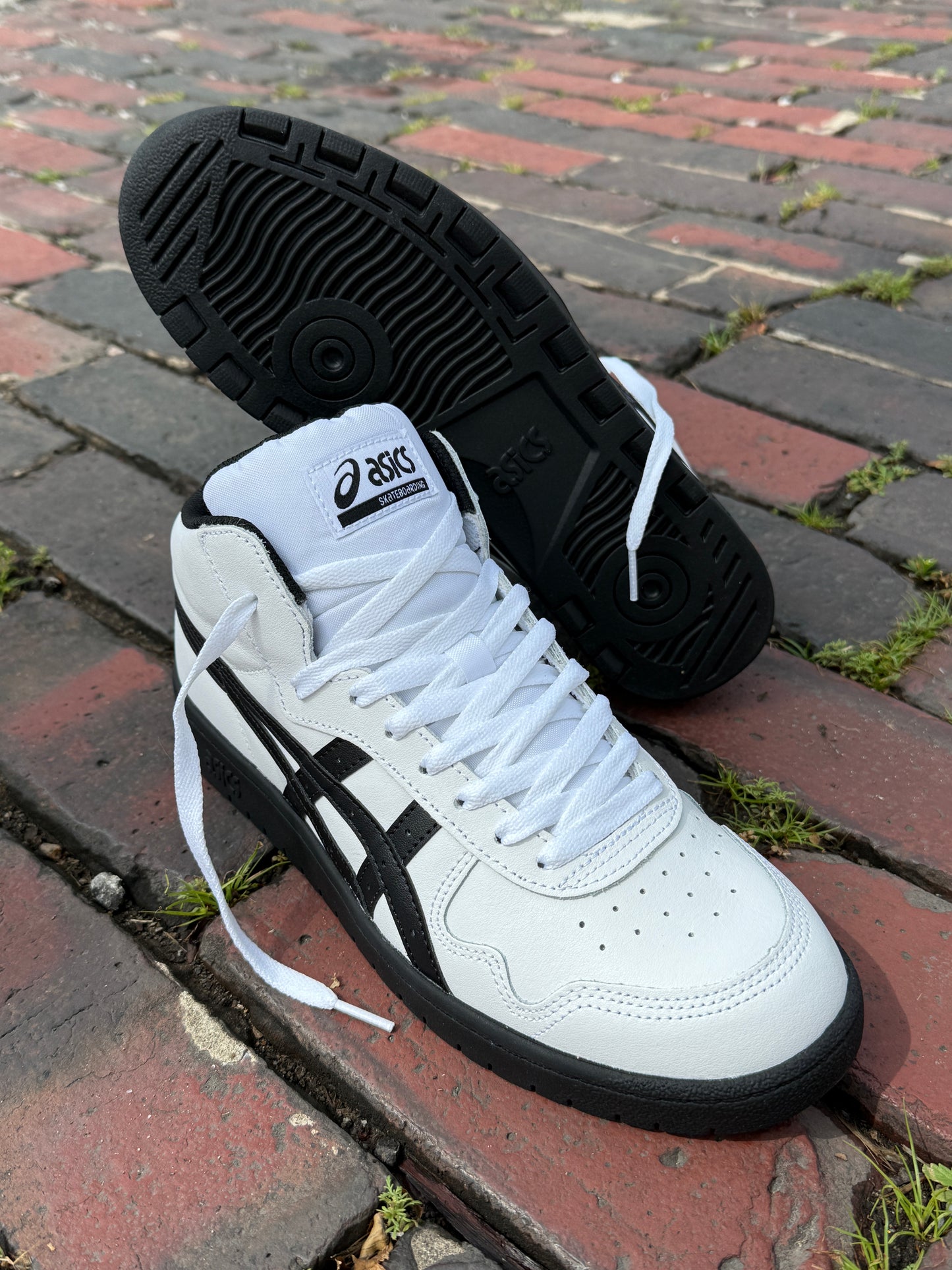 Japan Pro MT (White/Black)