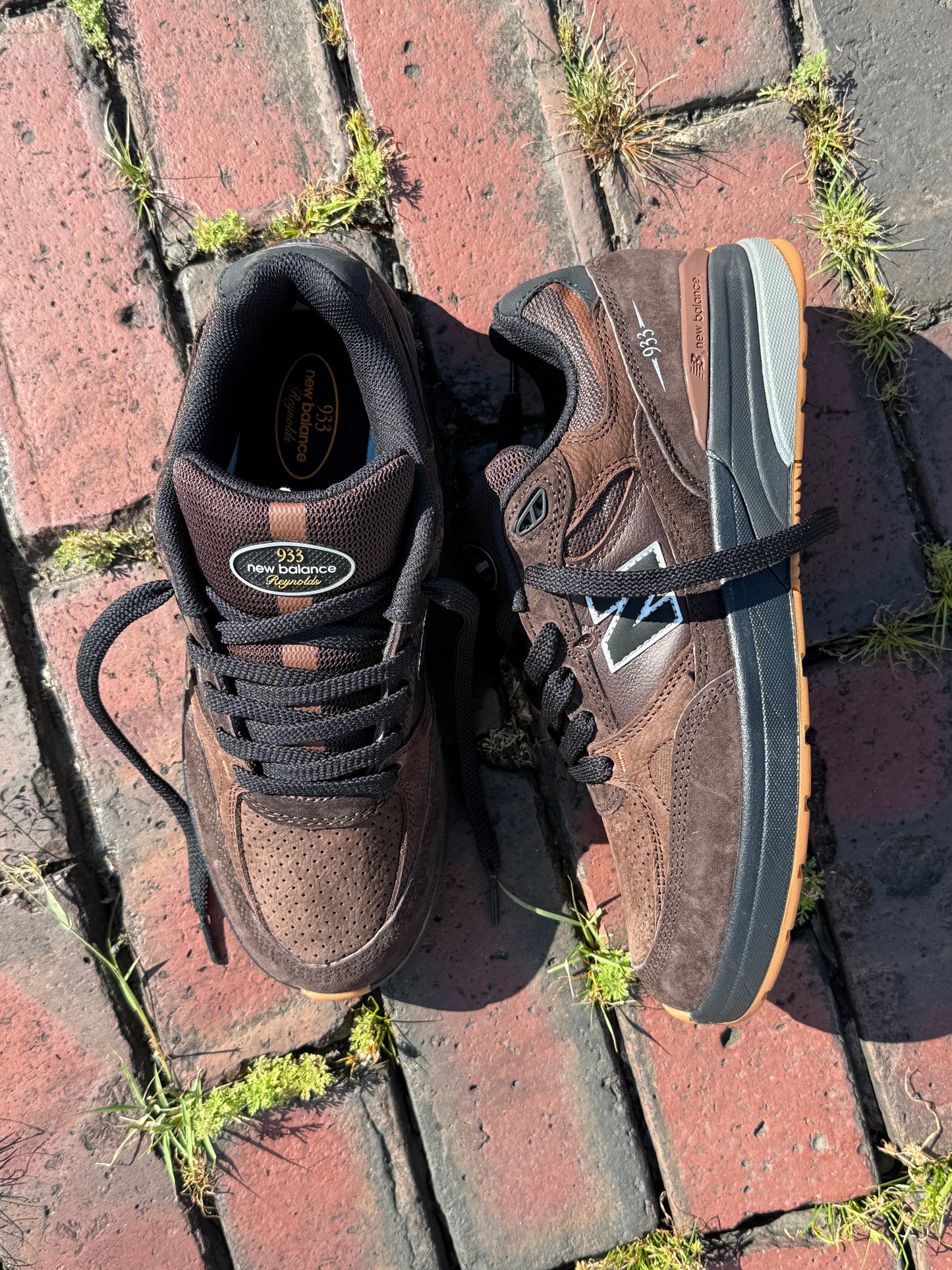 NB933 (Brown/Black)