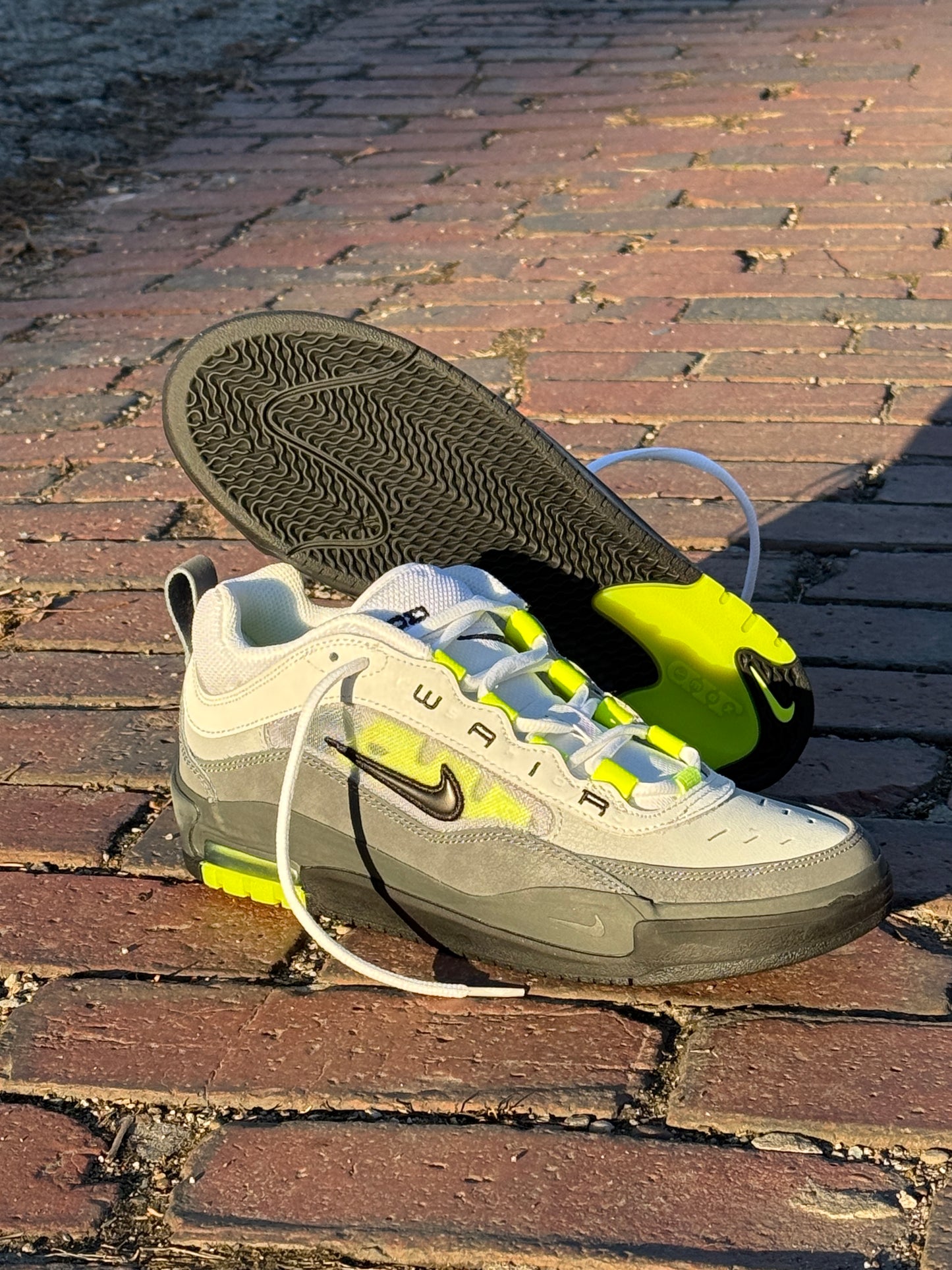 Airmax Ishod (Black/Neon Yellow)