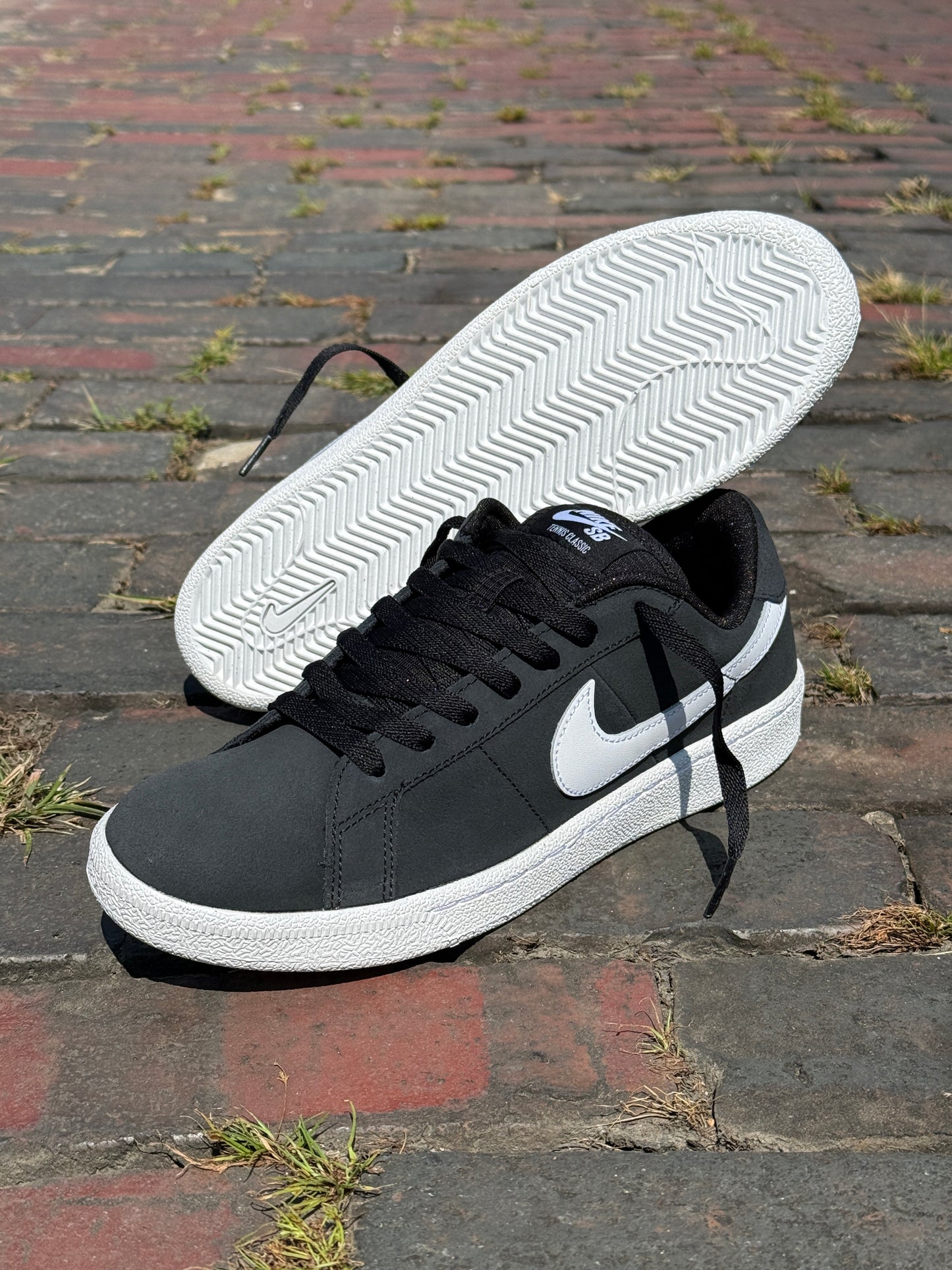 Tennis Classic (Black/White)