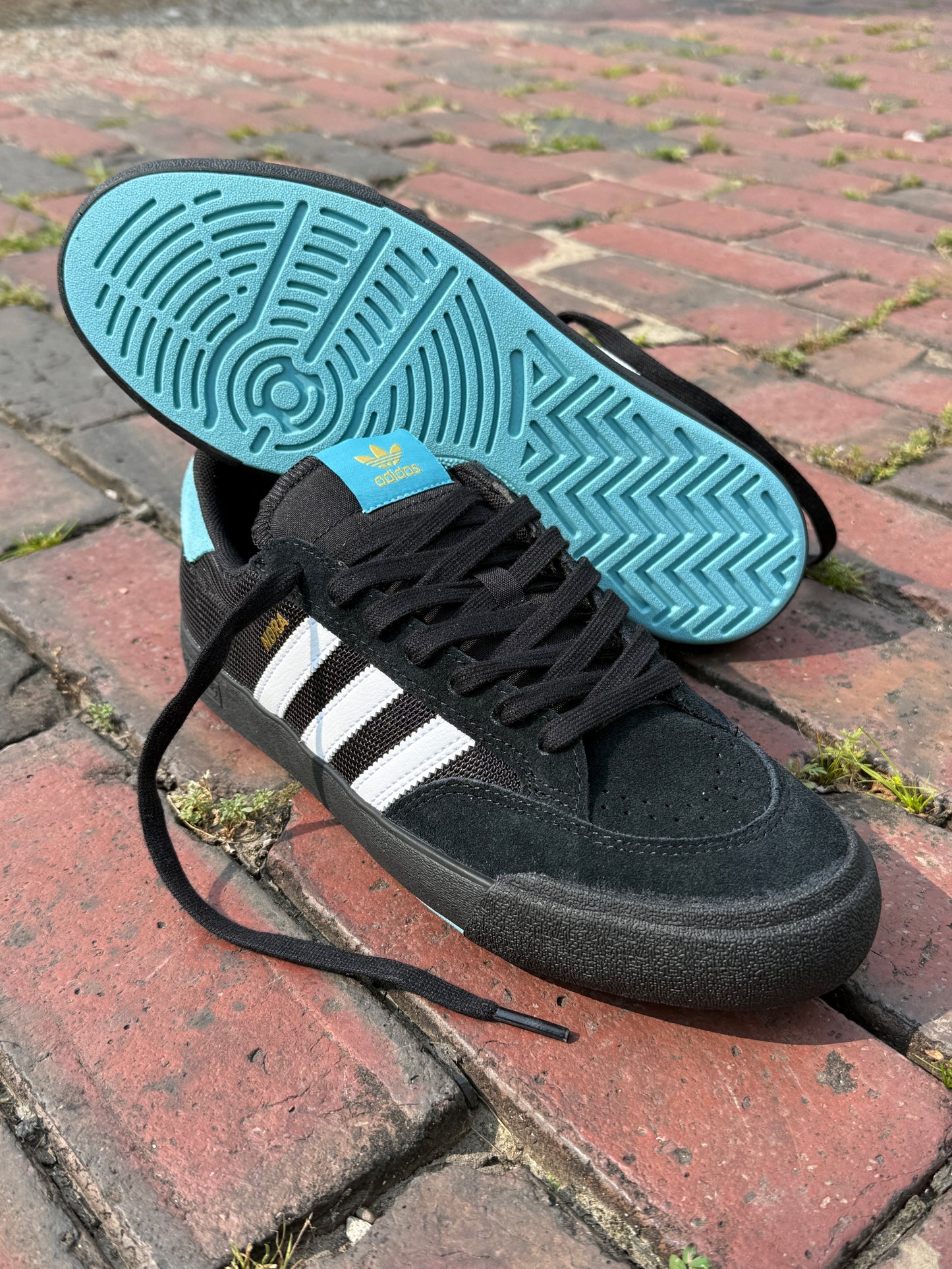 Nora (Black/Blue)
