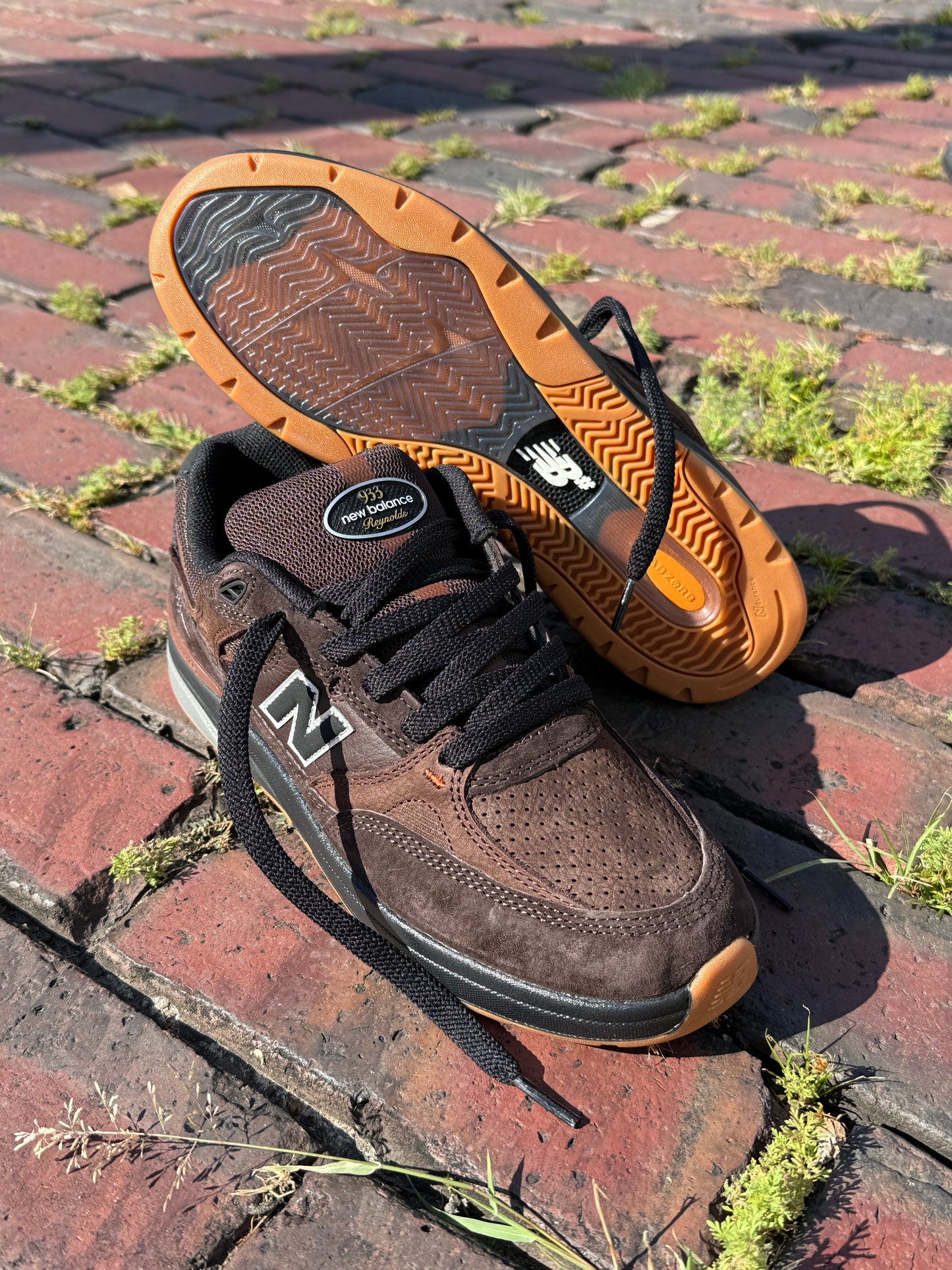 NB933 (Brown/Black)