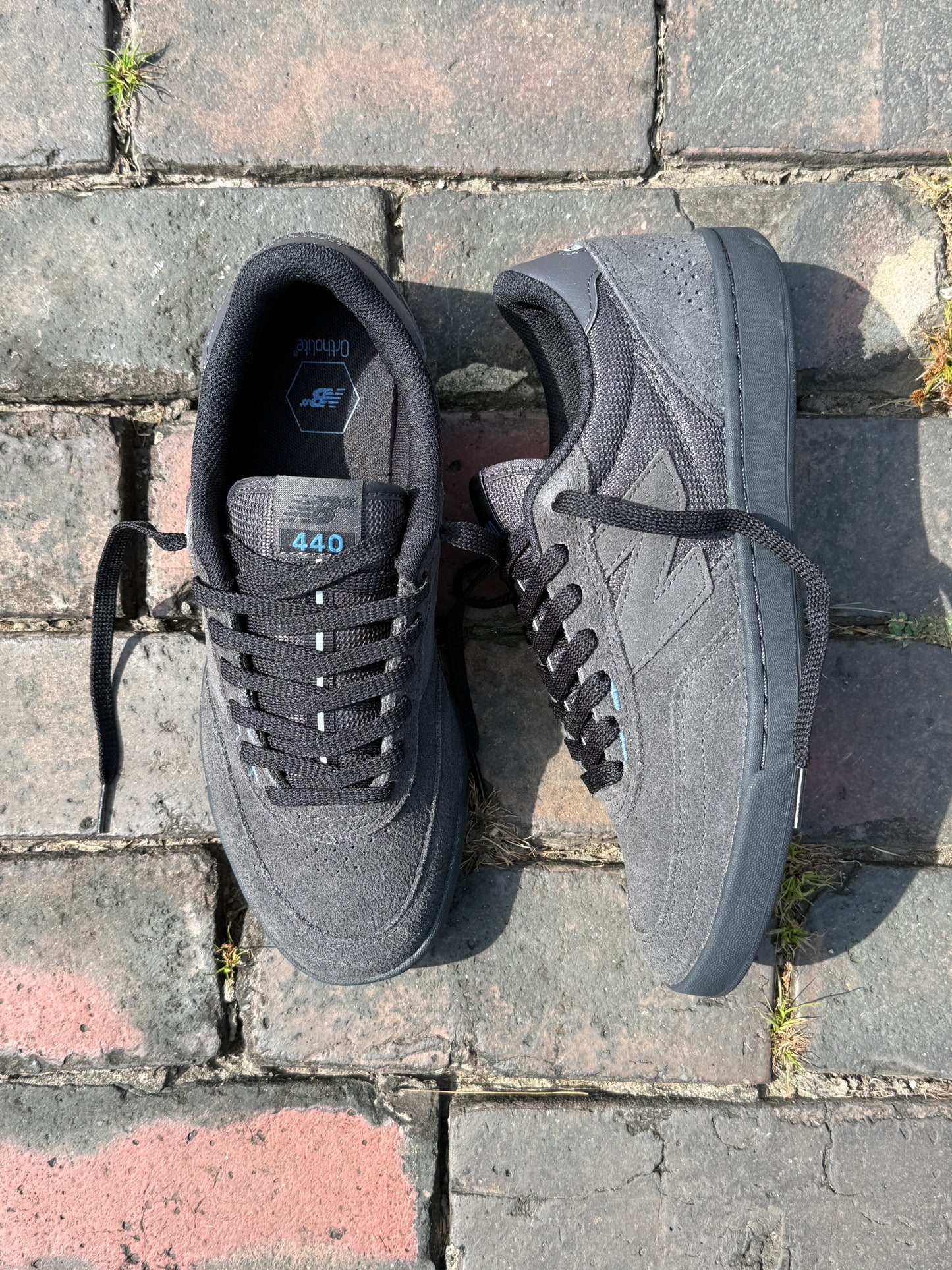 440 V2 (Black/Black)