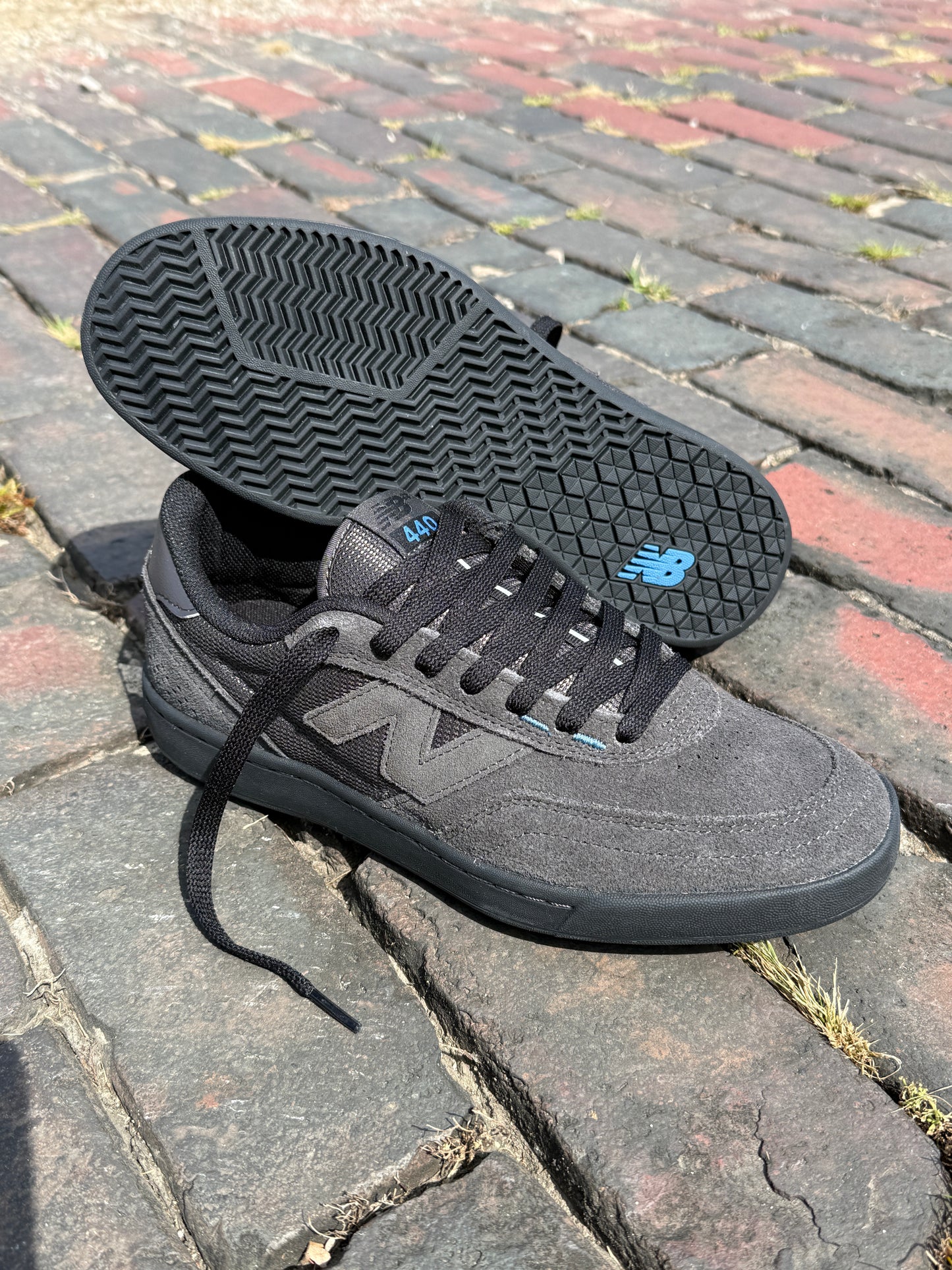 440 V2 (Black/Black)